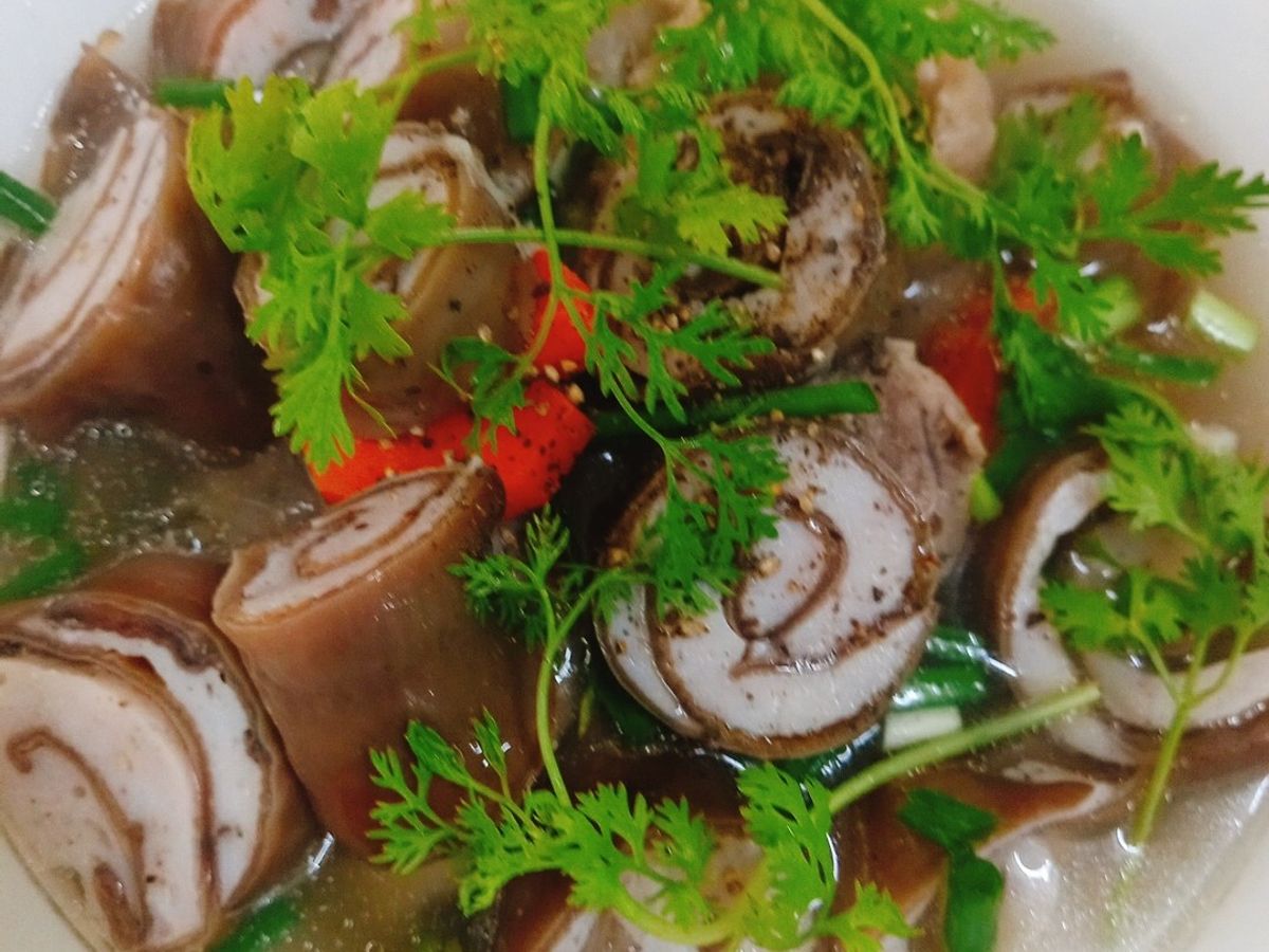 Canh nấm mèo cuộn chả cá