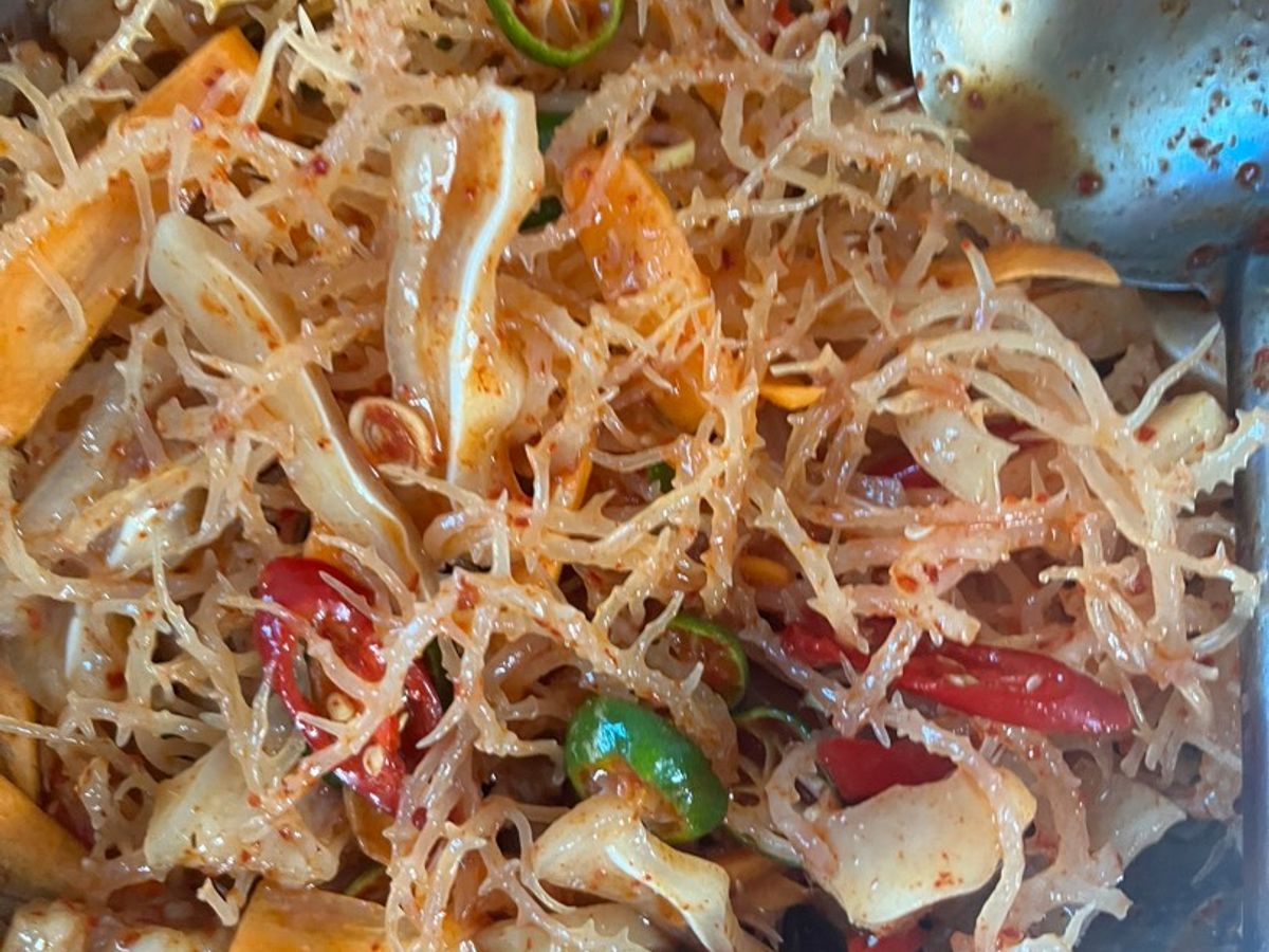 Tai heo trộn rong sụn sốt thái