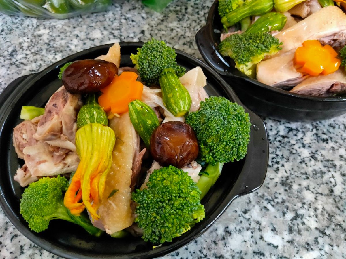 Gà hấp bí nụ, nấm, rau củ