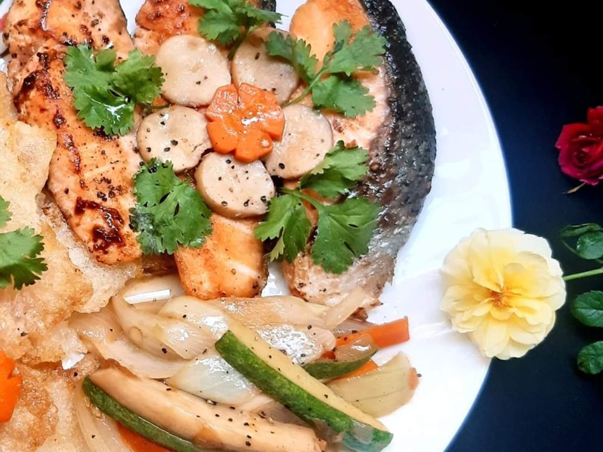 Phở chiên giòn kèm cá hồi