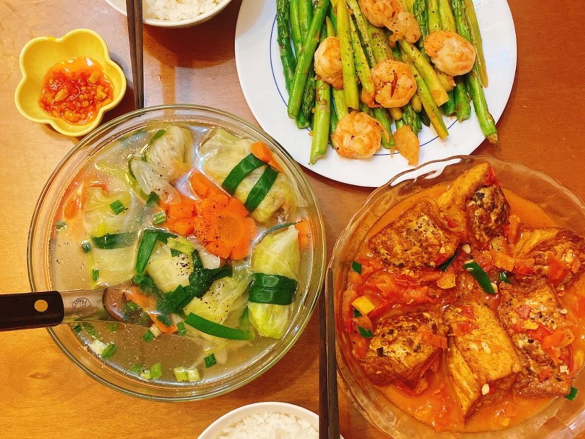 Menu gia đình hàng ngày 07- Đậu hũ nhồi thịt sốt cà - măng tây xào tôm -canh cải cuộn tôm thịt