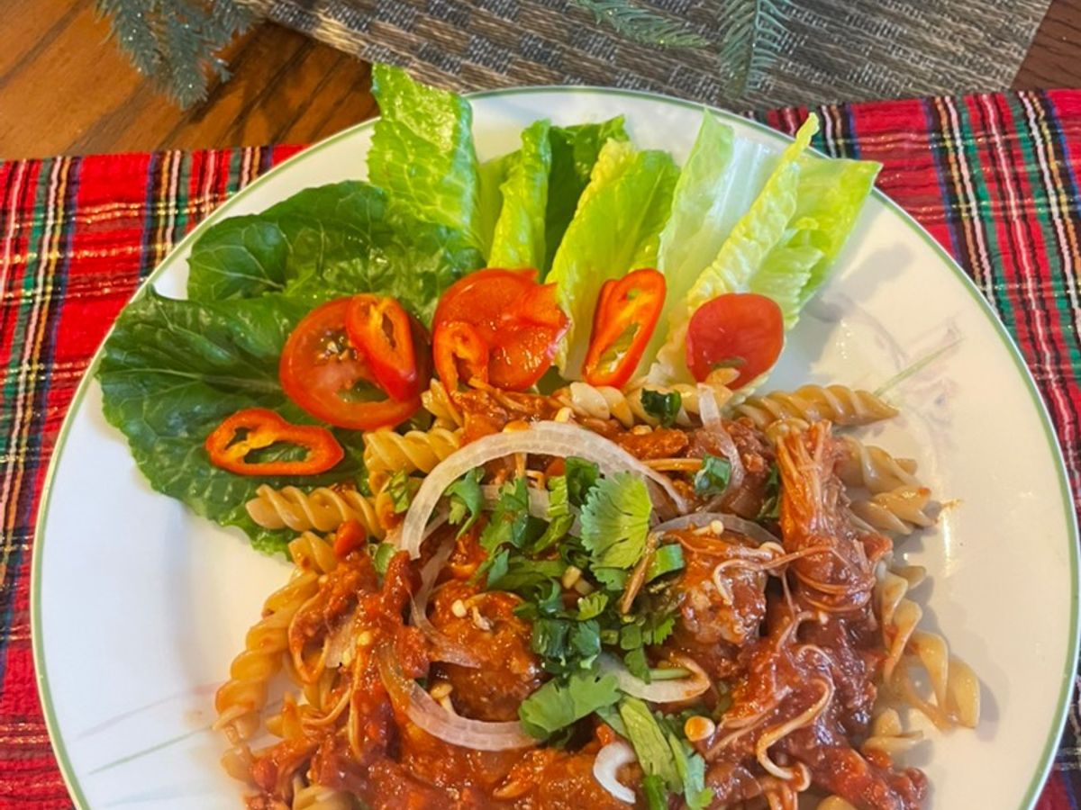 Nui lứt xào bò và nấm kim châm