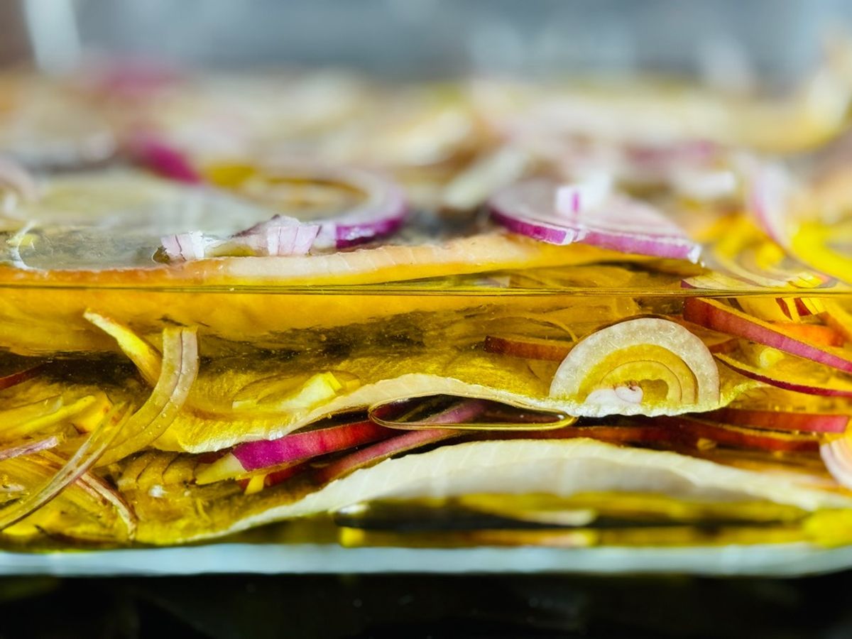 Cá Trích Xông Khói Ngâm Dầu Olive & Hành Tây Đỏ