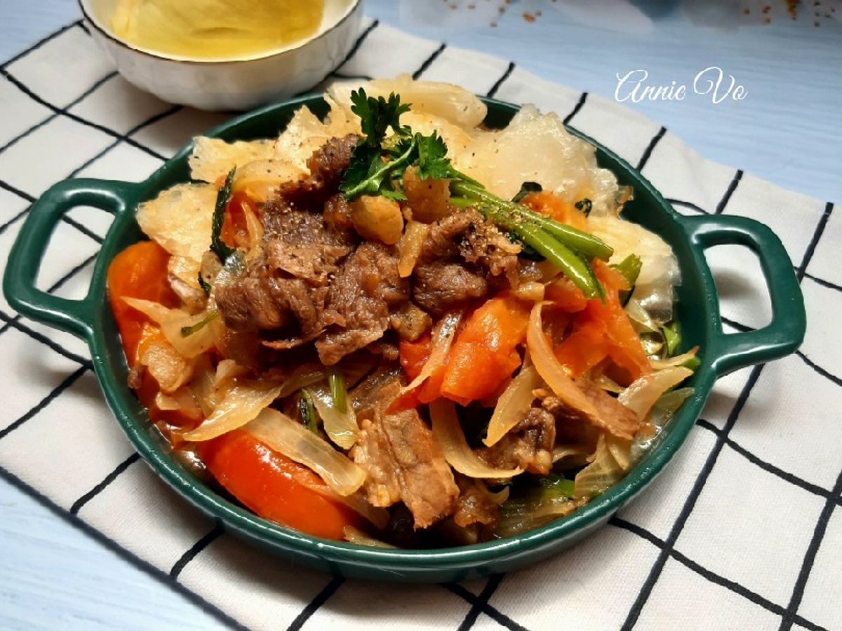 Bò xào rau củ và mì lá tươi chiên giòn