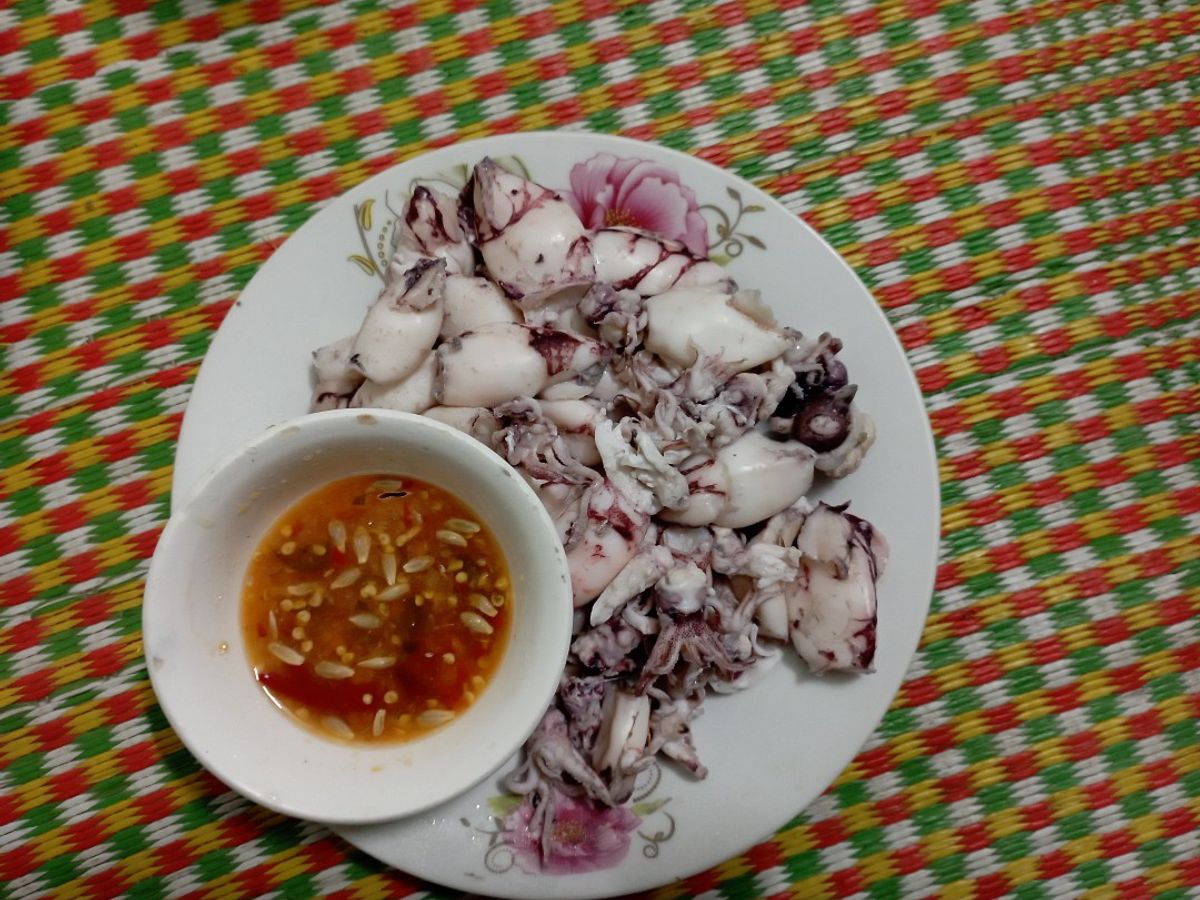 Mực hấp chấm mắm chua ngọt