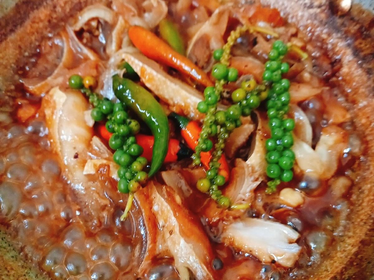 Lườn cá hồi kho tiêu