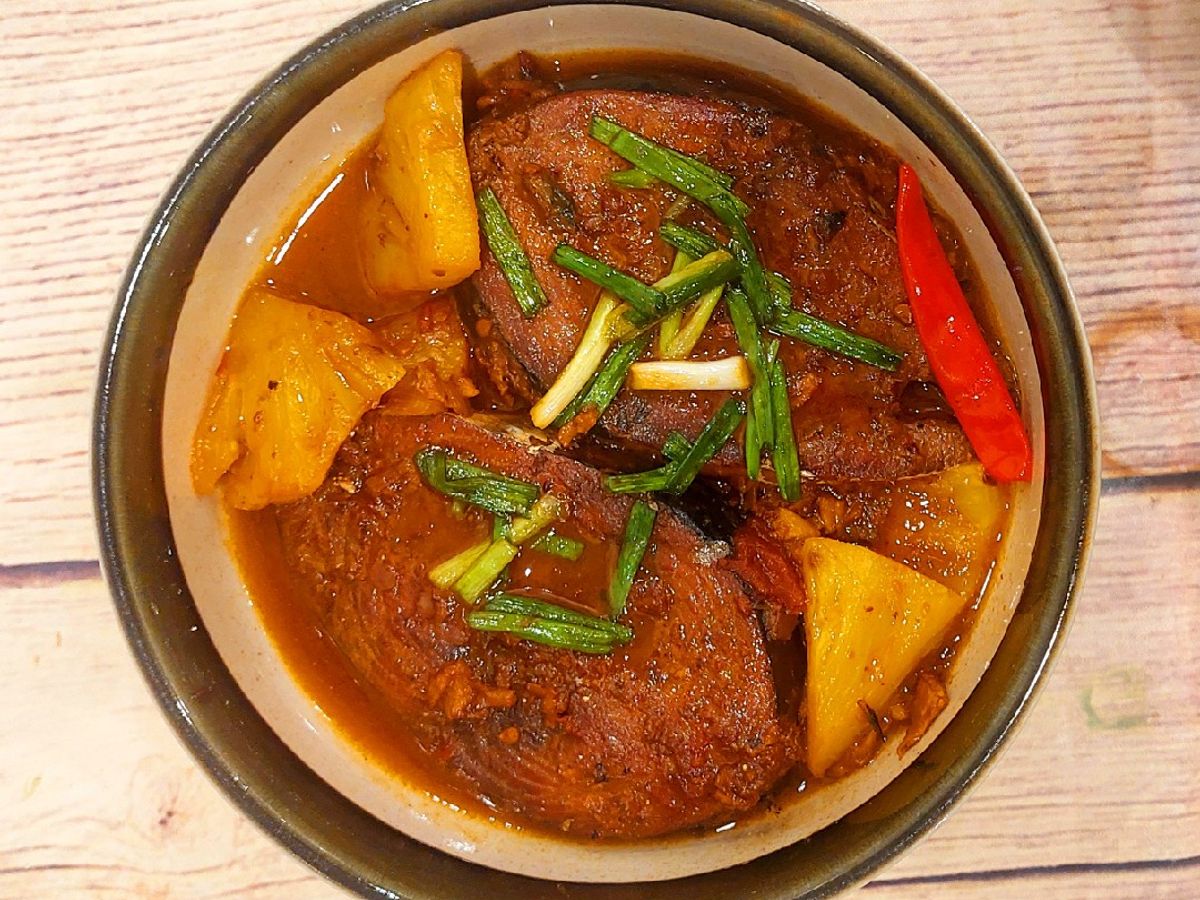 Cá ngừ kho dứa, nước dừa
