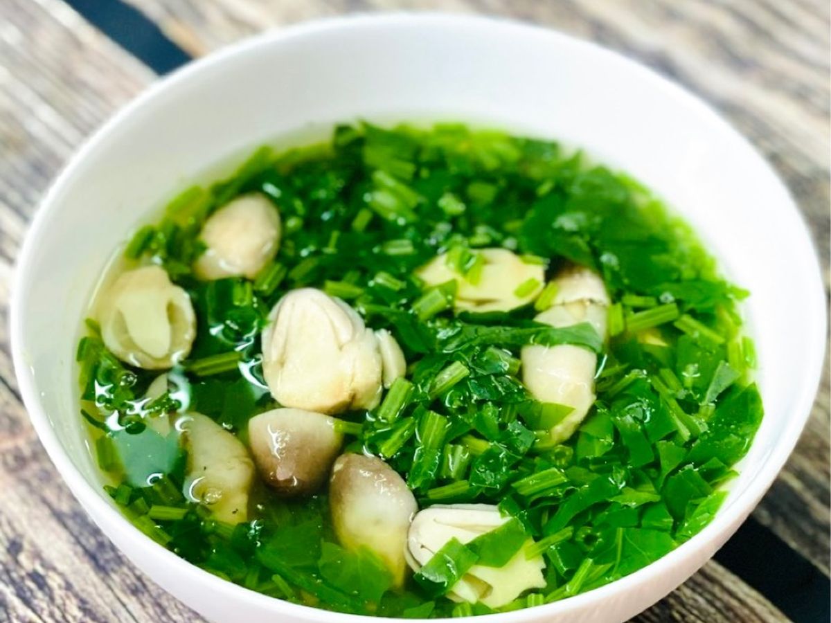 Canh Cải Bó Xôi Nấu Nấm Rơm