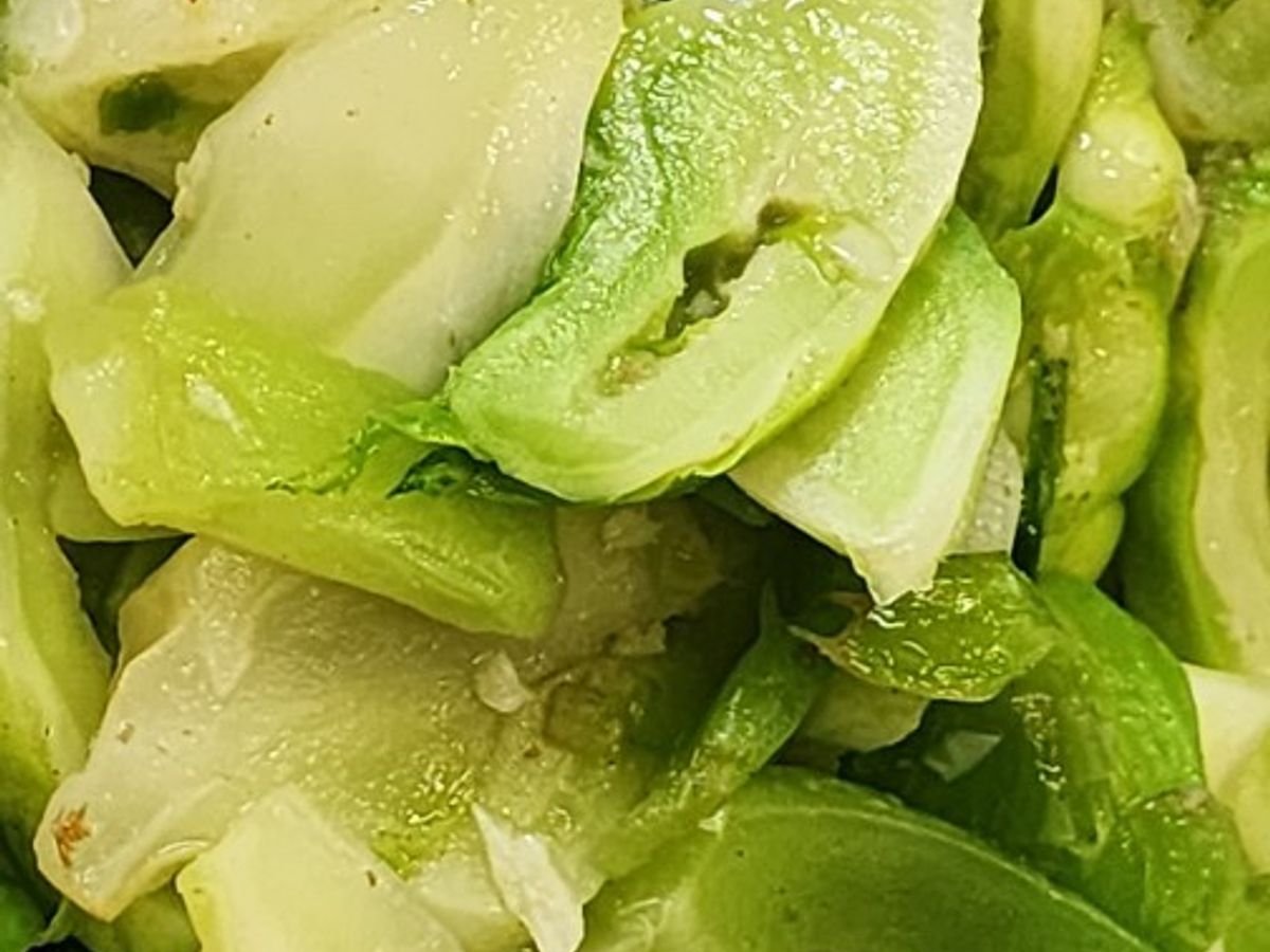 Rau mầm đá xào tỏi (món chay)