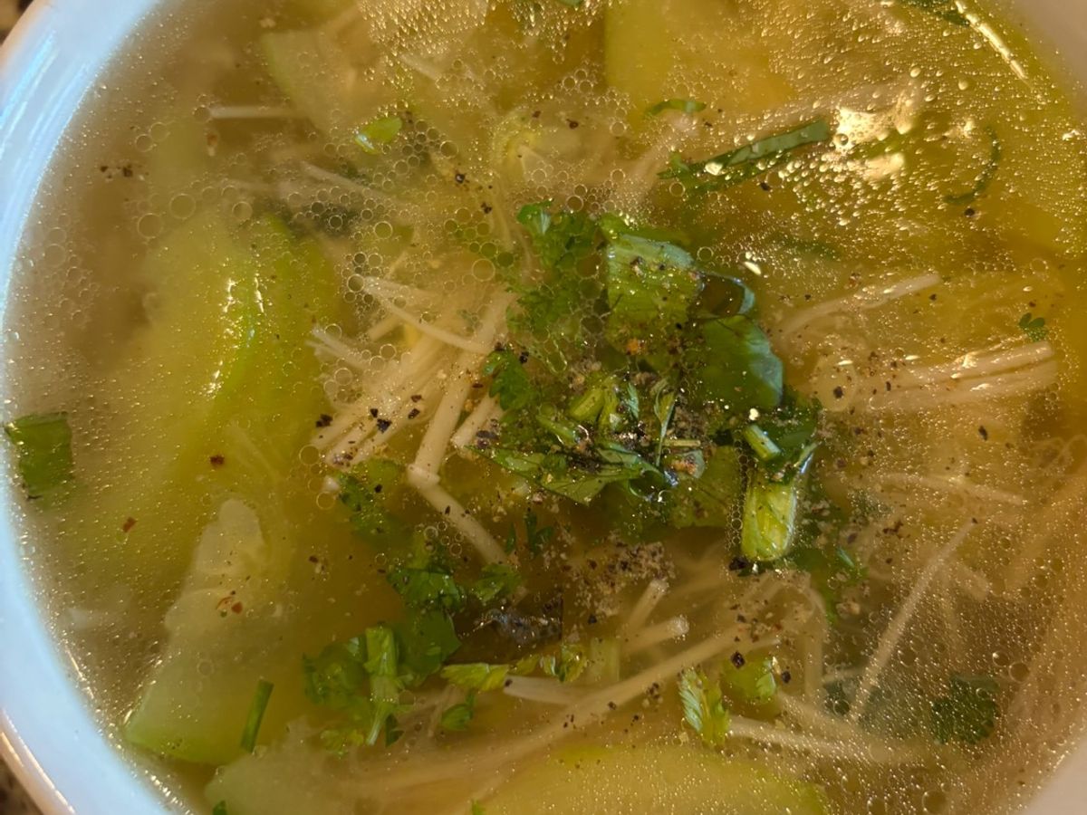 Canh dưa hường nấu nấm kim châm