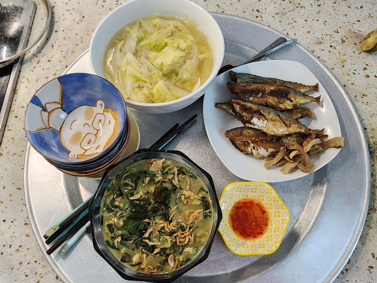 Cơm nhà: cá bạc má rán, canh cải thảo, chuối xéo