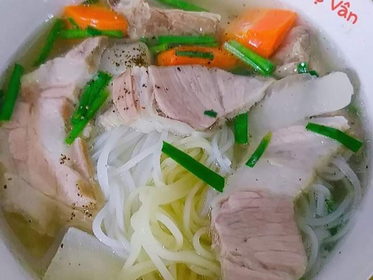 Hủ tiếu mì xương và thịt