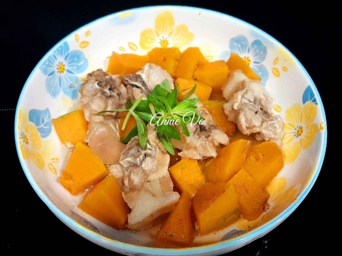 Bí đỏ hấp đuôi heo