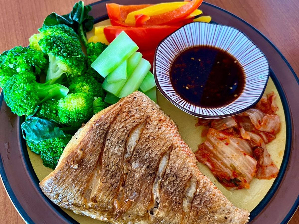 Bữa Trưa Keto Với Cá Diêu Hồng Biển Chiên Và Rau Luộc