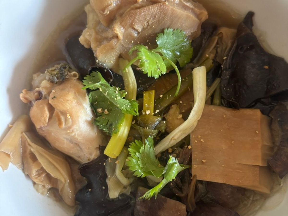 Canh măng giò heo, đùi gà