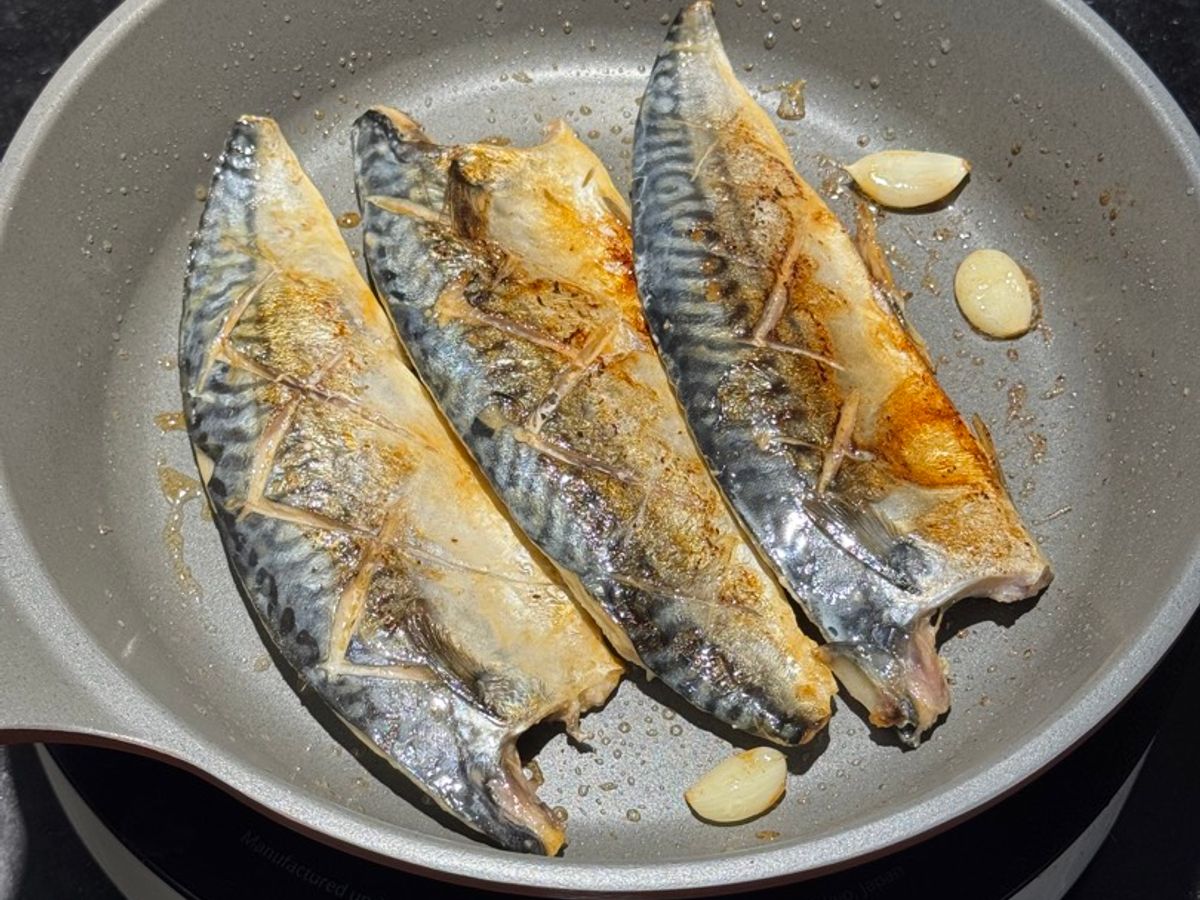 Cá Saba áp chảo EatWell