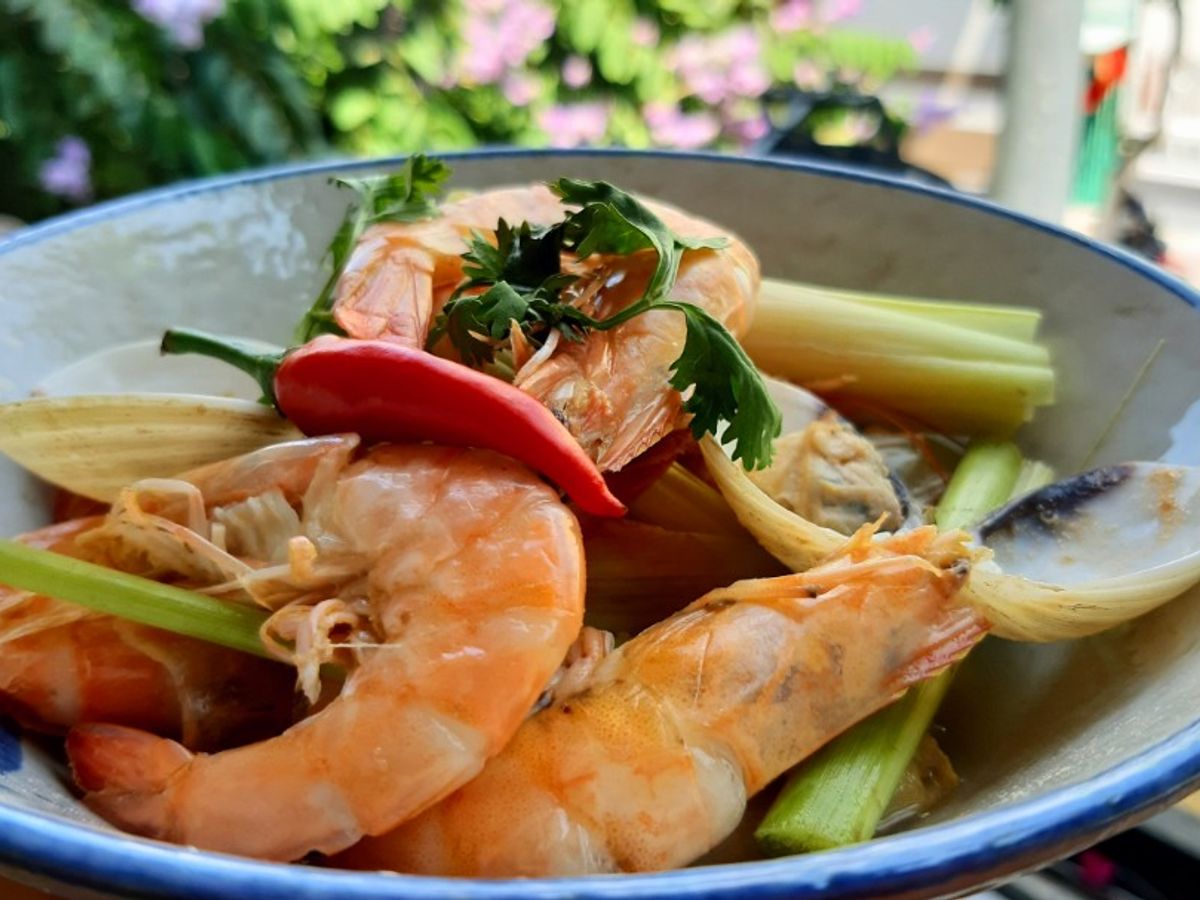 Tôm và nghêu hấp sả