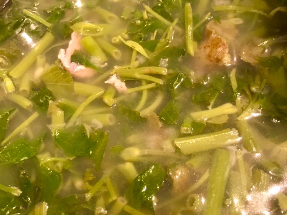 Canh rau muống nấu thịt bò