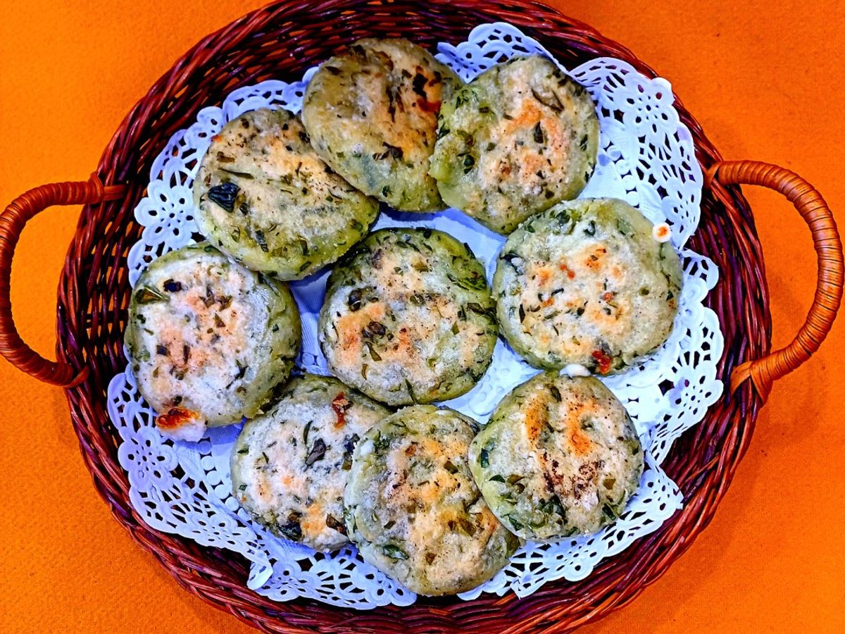 Bánh khoai tây, đậu, rau cải thìa nhân phô mai