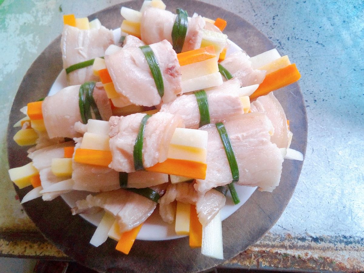 Thịt ba chỉ cuộn củ quả
