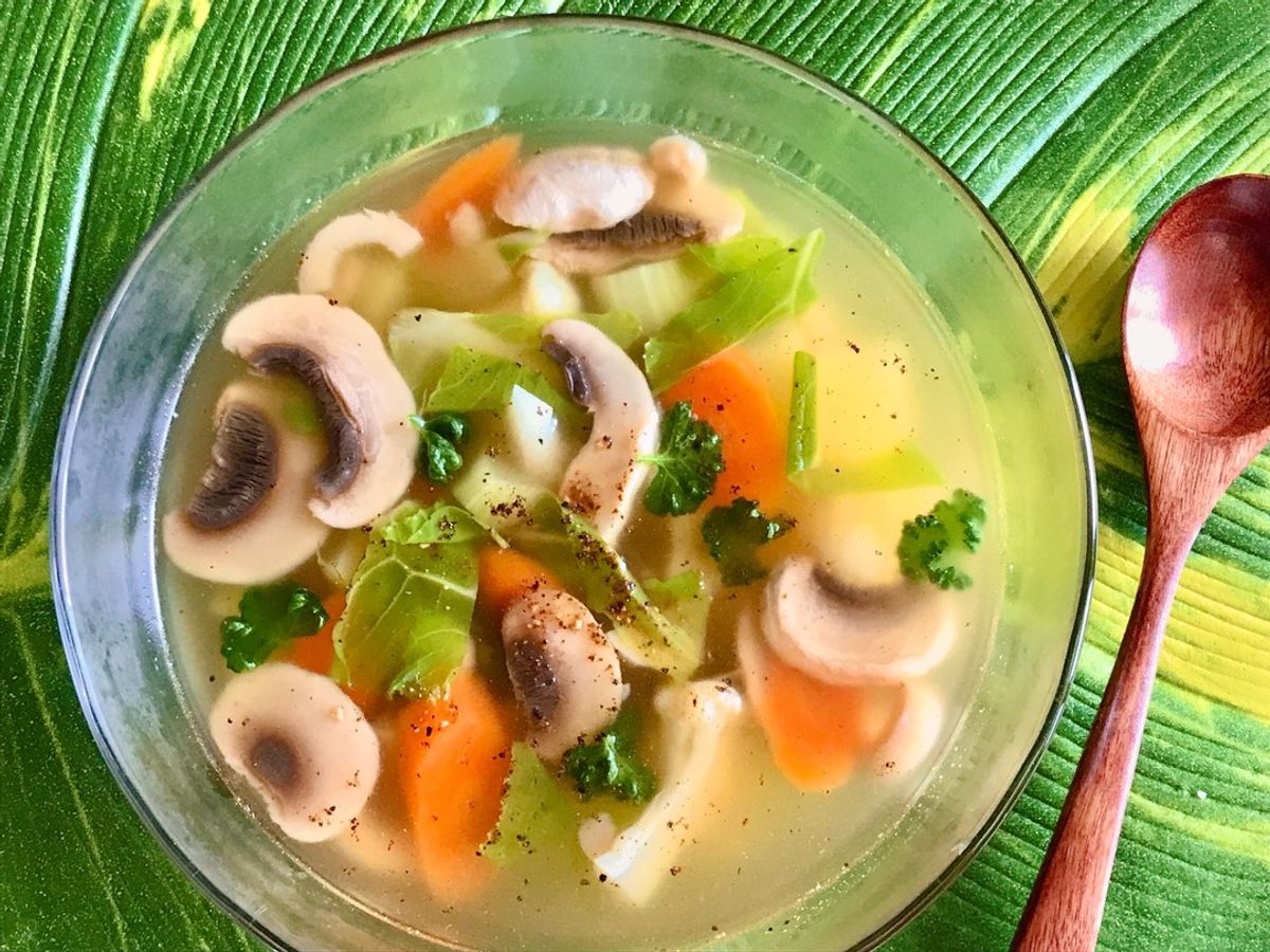🌱 Canh Nấm Mỡ Cà Rốt & Lá Súp Lơ Trắng