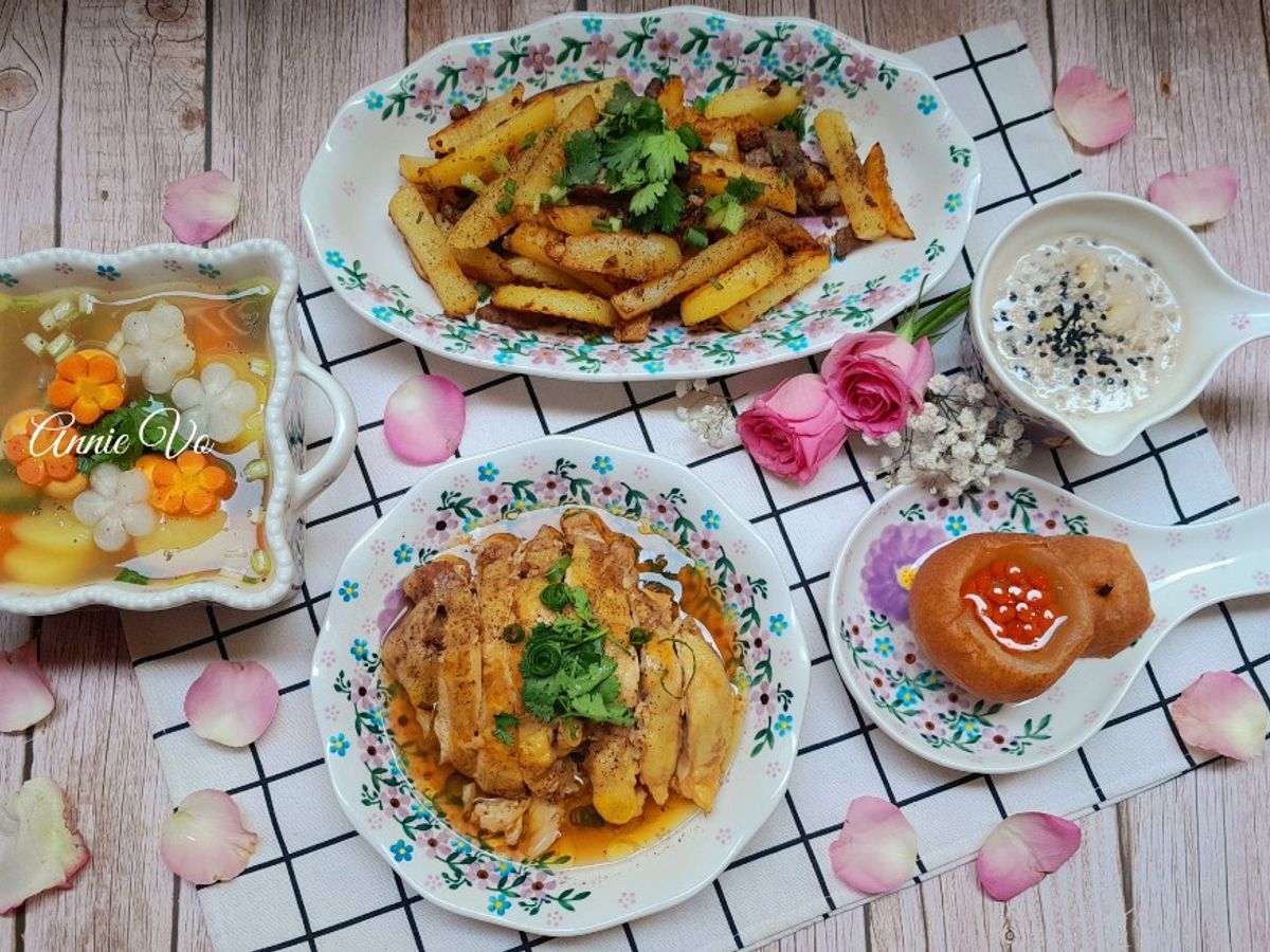 Cơm nhà với các món màu vàng
