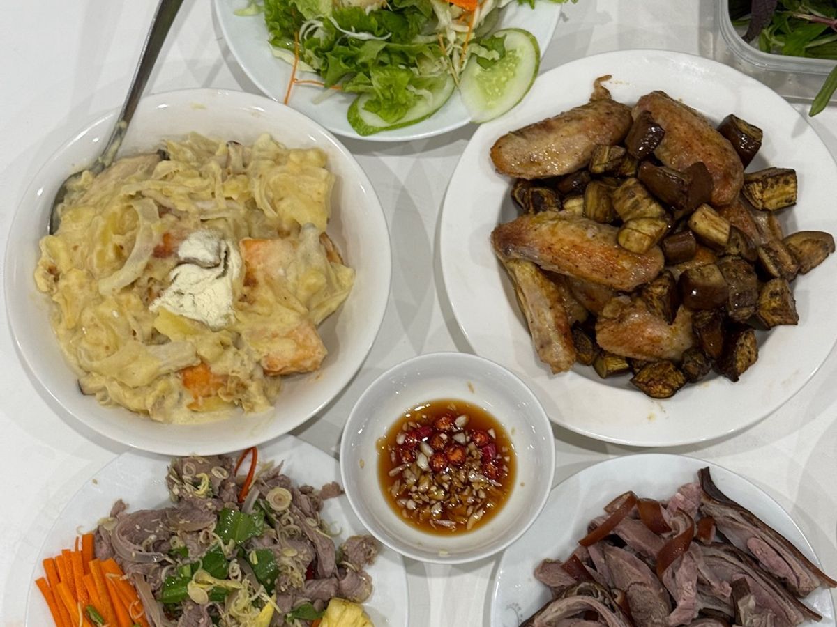 Cơm nhà với cá hồi sốt kem hành tây khoai tây nấm đùi gà, cánh gà khúc giữa cà tím bỏ lò nướng