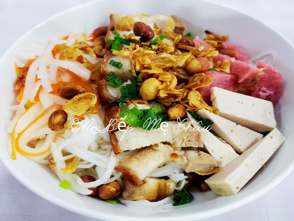 Bún mắm nêm thịt heo quay