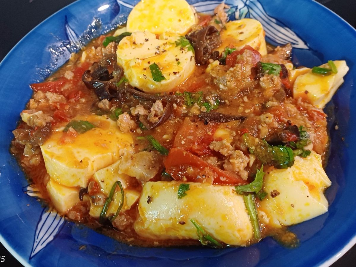 Đậu trứng sốt thịt bằm, cà chua