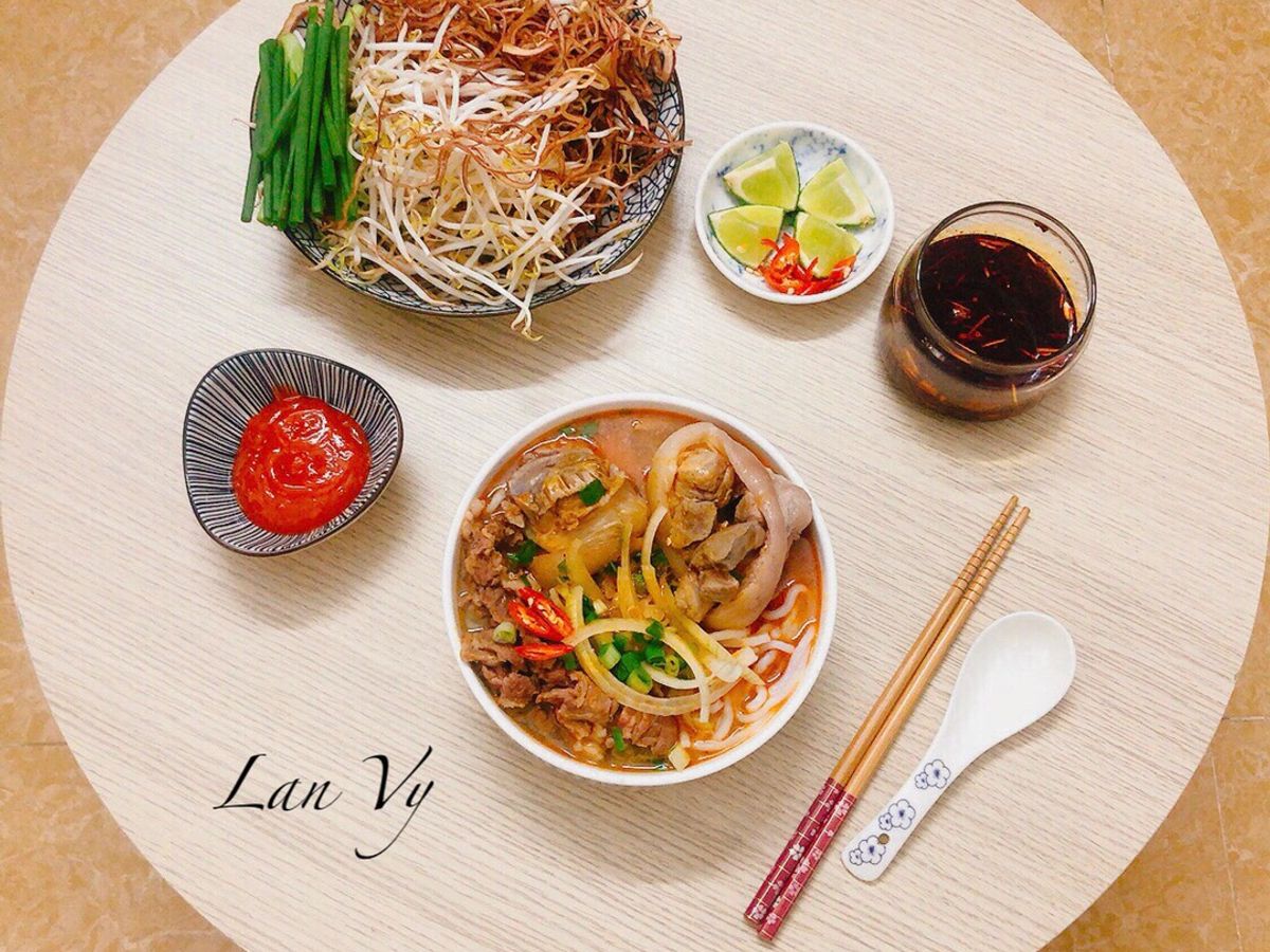 Bún bò tái giò heo