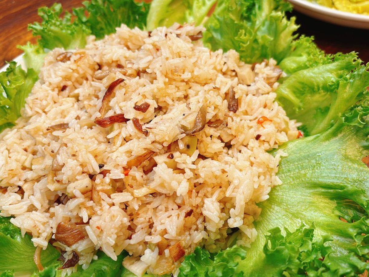 Cơm chiên mắm nấm hương