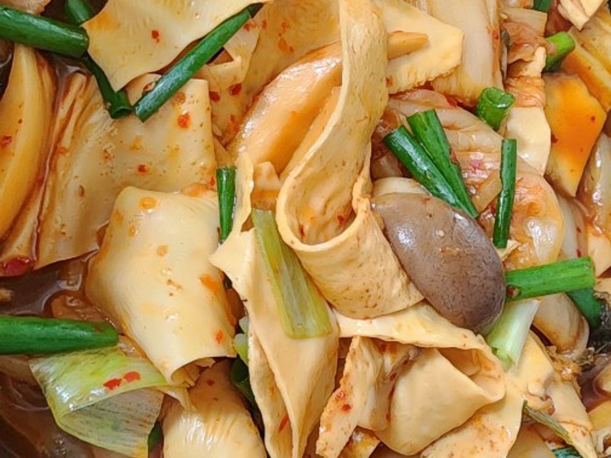 Váng đậu, nấm xào kim chi (món chay)