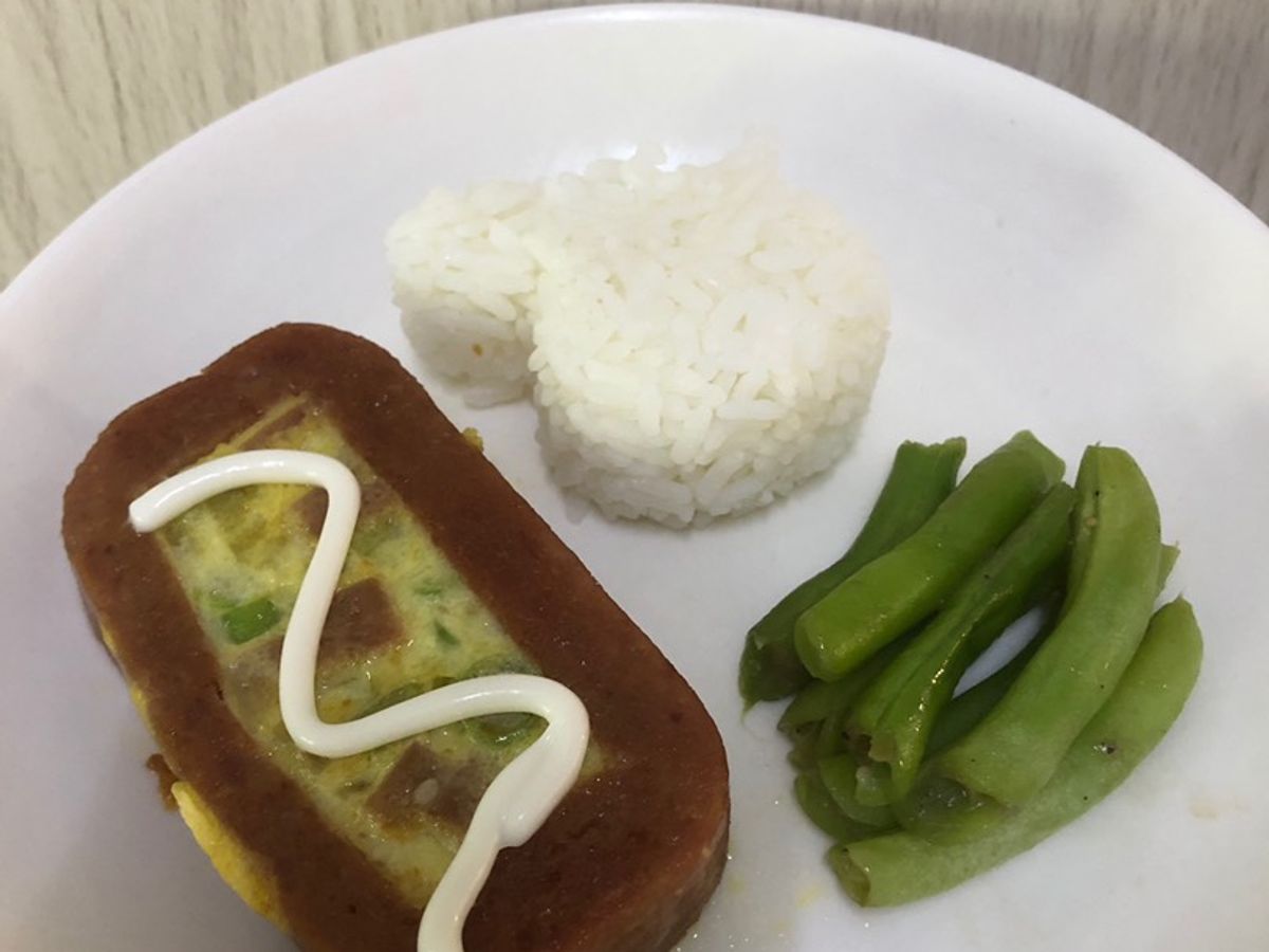Thịt hộp nhồi trứng rán