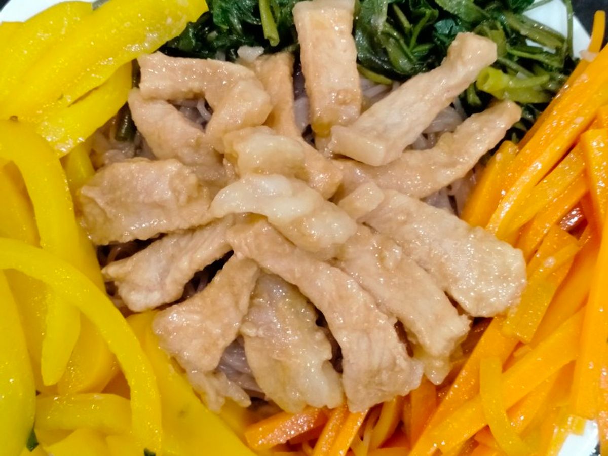 Bún gạo lứt trộn thịt sốt teriyaki và rau củ