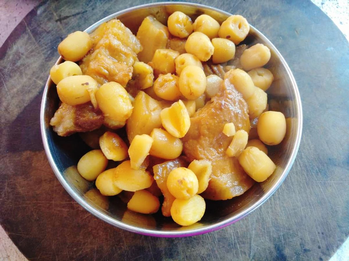 Thịt ba chỉ kho hạt sen
