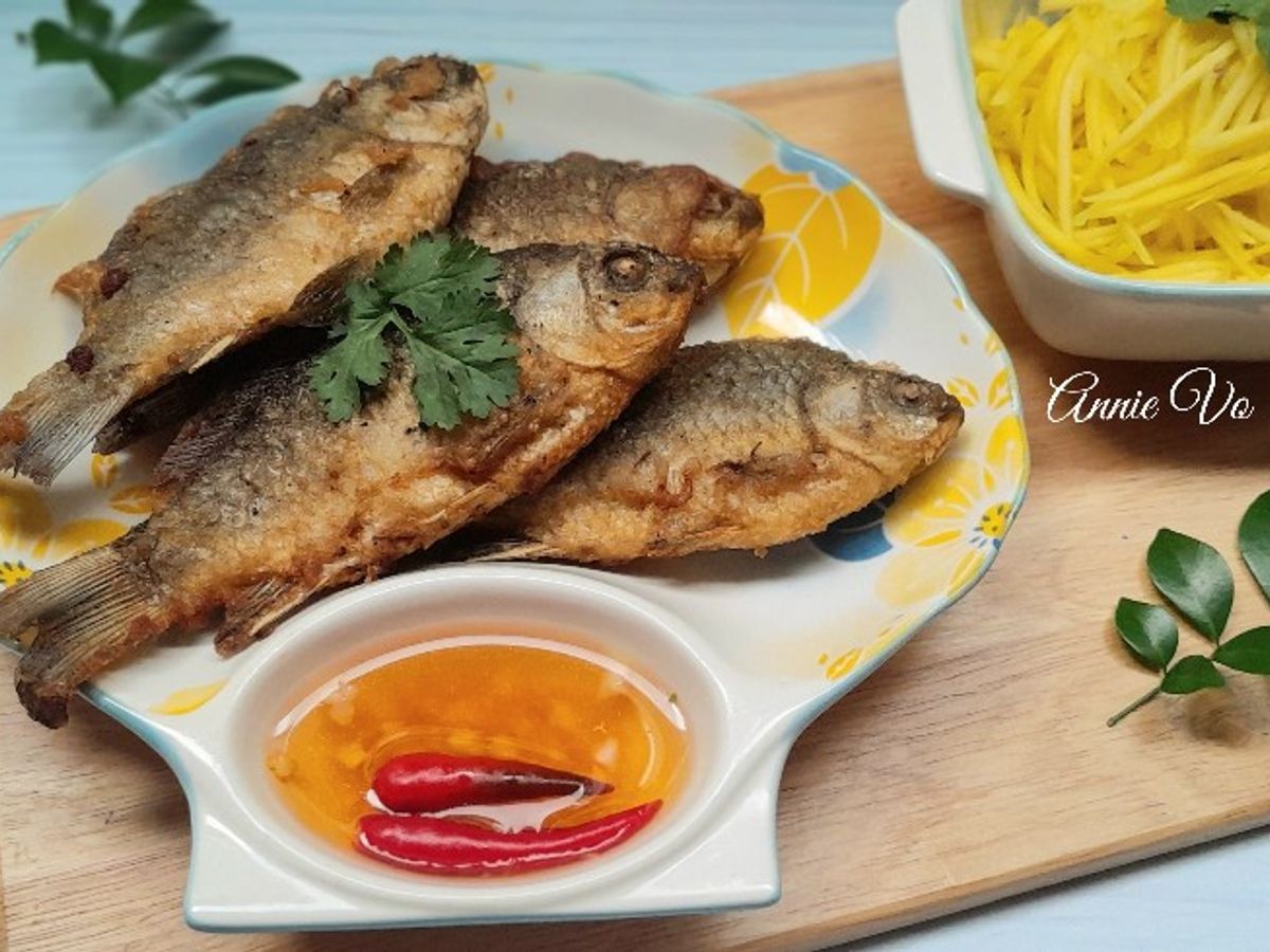 Cá diếc chiên giòn xoài bằm