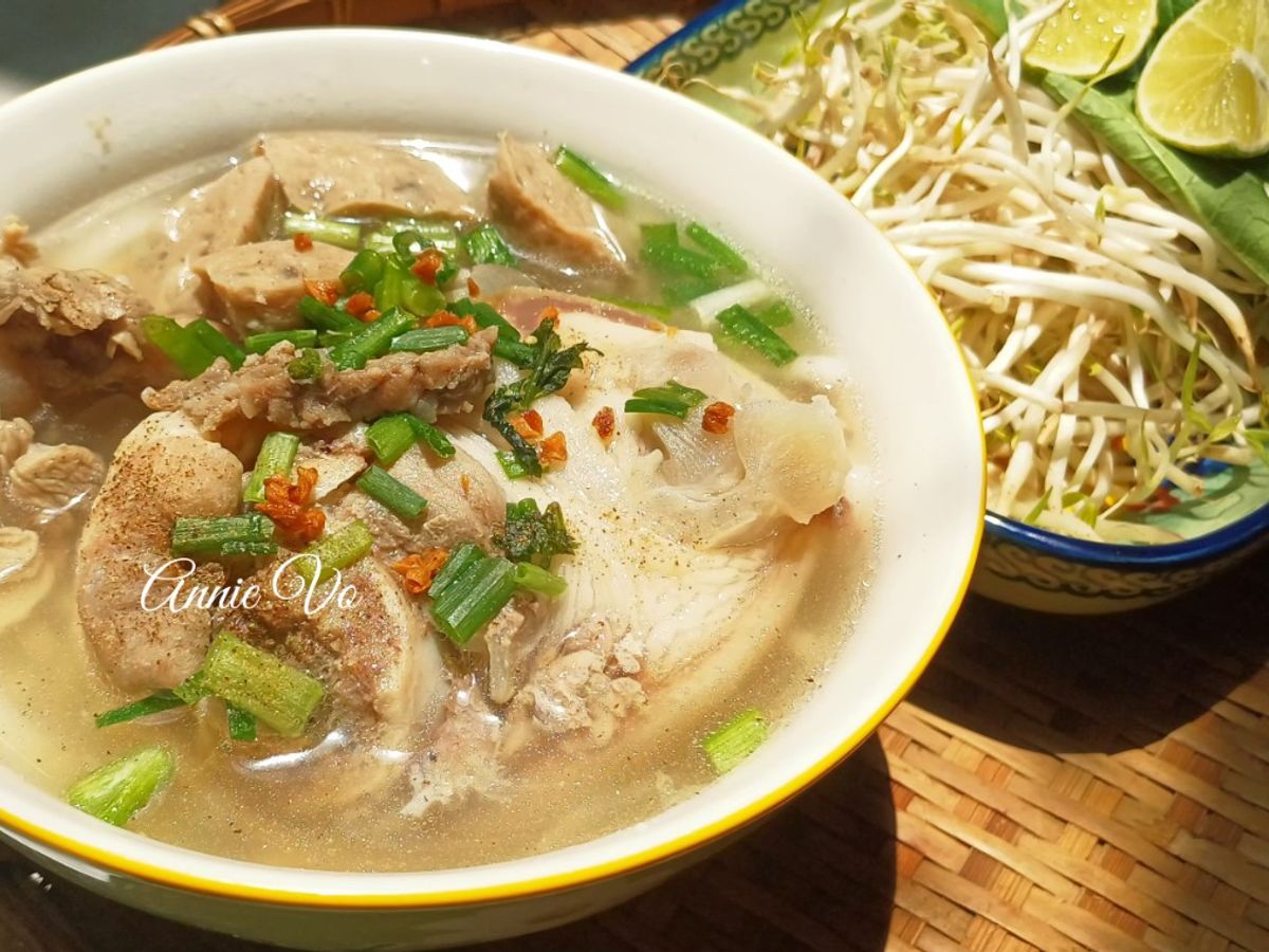 Bún bò viên giò heo