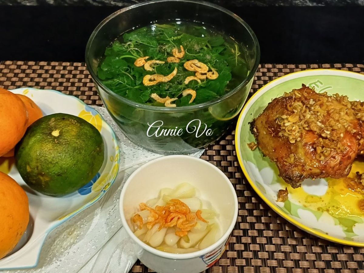 Cơm nhà với đùi gà nướng bơ sả