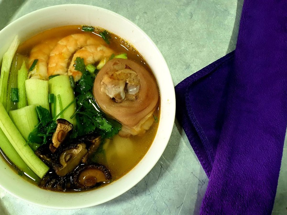 Bánh canh giò heo dọc mùng