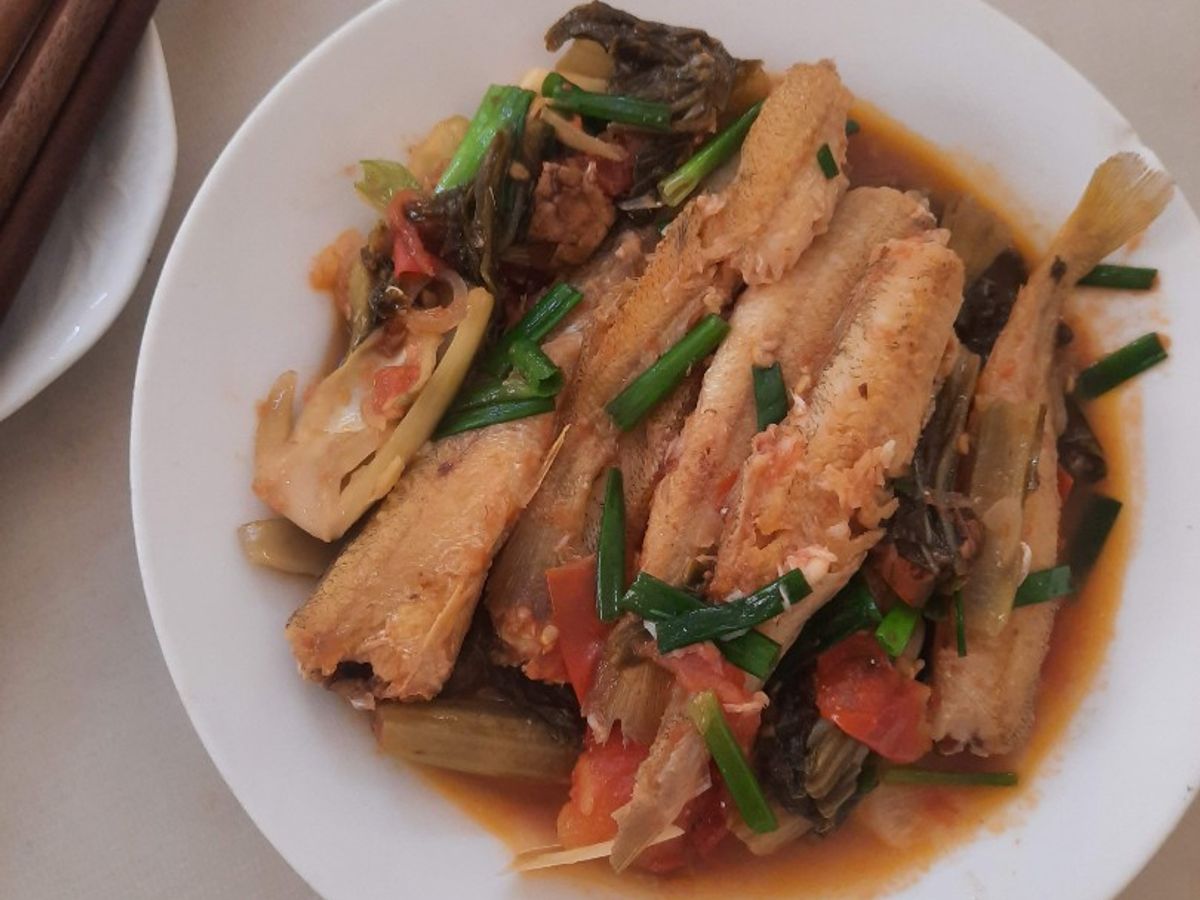 Cá đục bống rim dưa cải chua