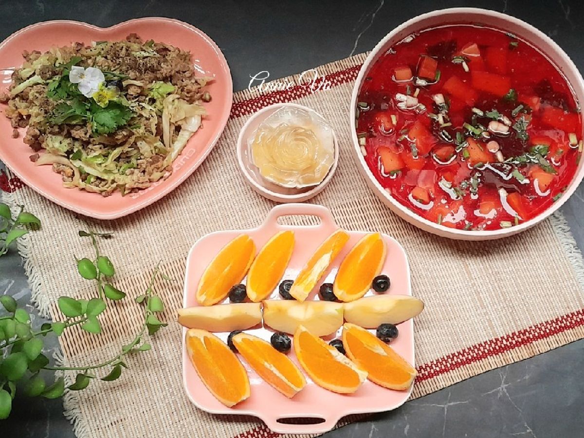 Bữa cơm đơn giản nhiều rau củ
