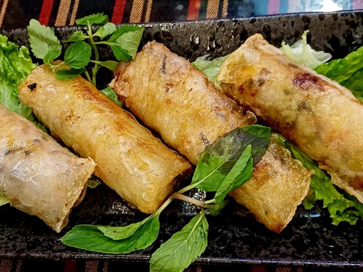 Bánh tráng chiên nhân thịt băm và phô mai chấm sốt mù tạt mật ong