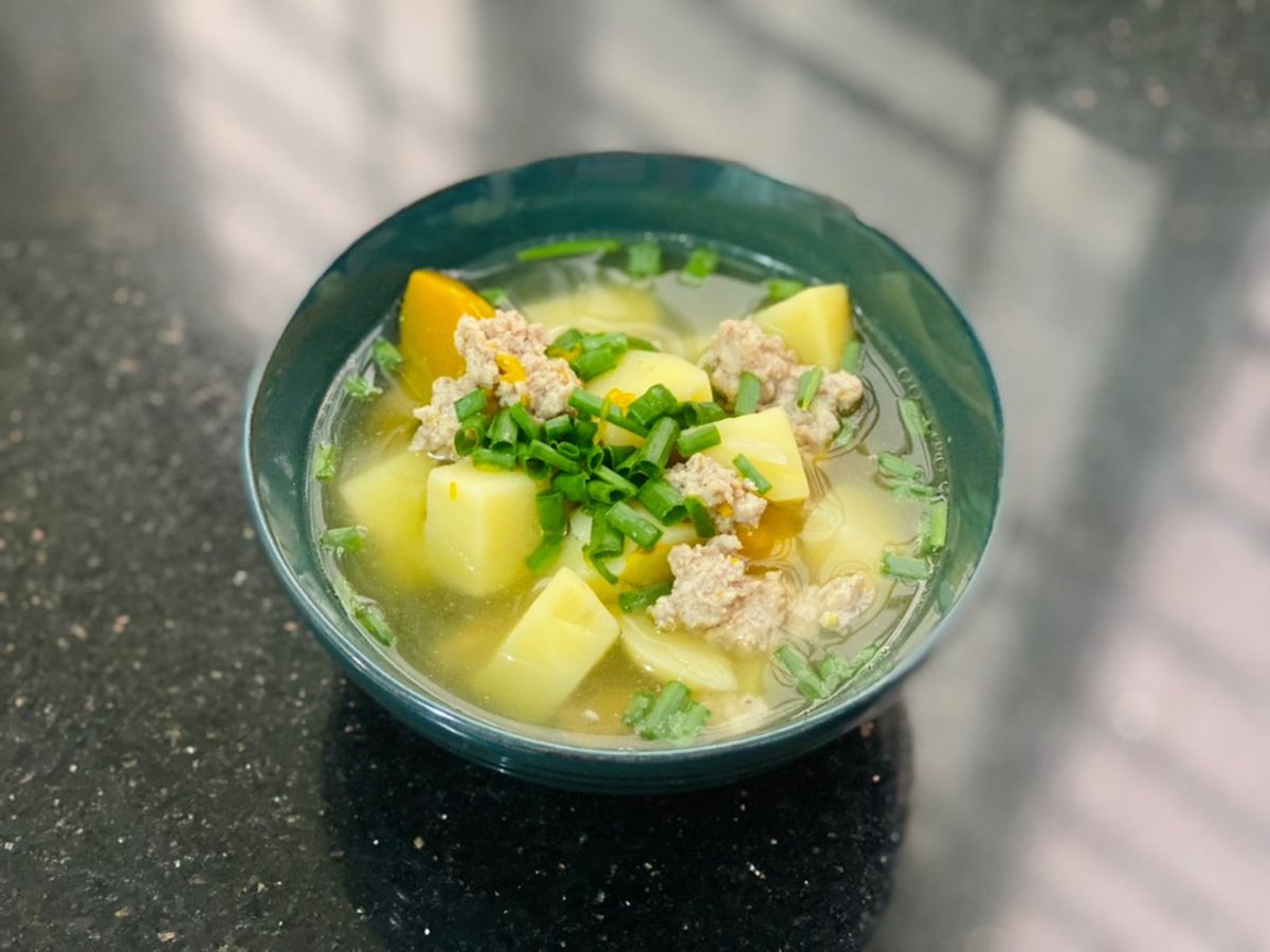 Canh Khoai Tây Bí Đỏ Nấu Thịt Heo