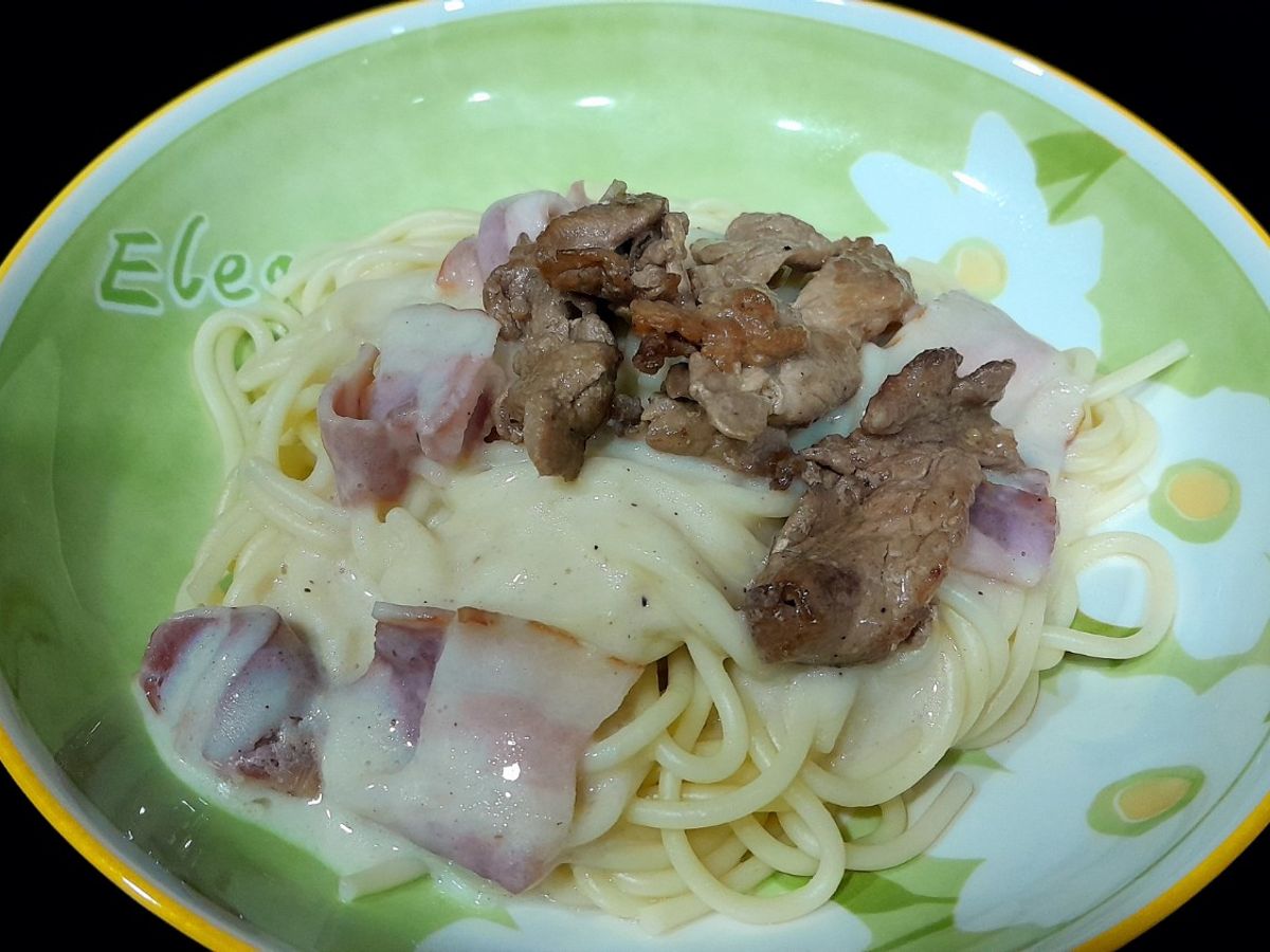Mì Ý sốt kem với thịt xông khói và bò xào
