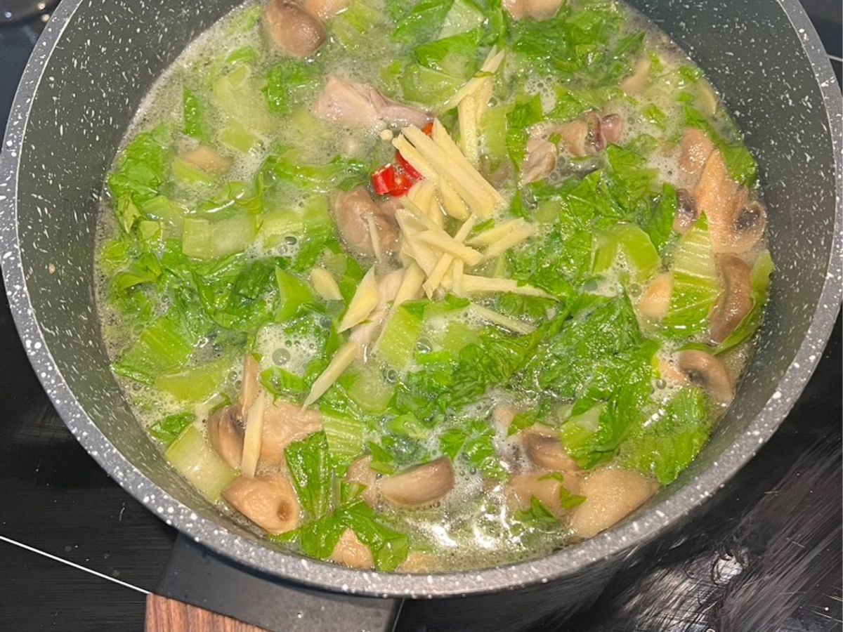Canh gà phi lê nấu cải bẹ và nấm mỡ