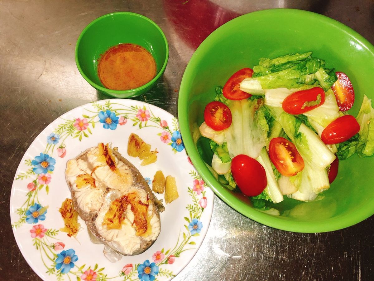 Cá hấp gừng kèm salad không dầu