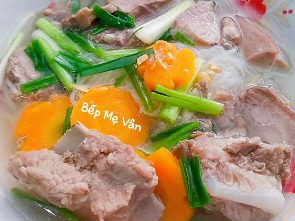 Hủ tiếu xương và lưỡi heo