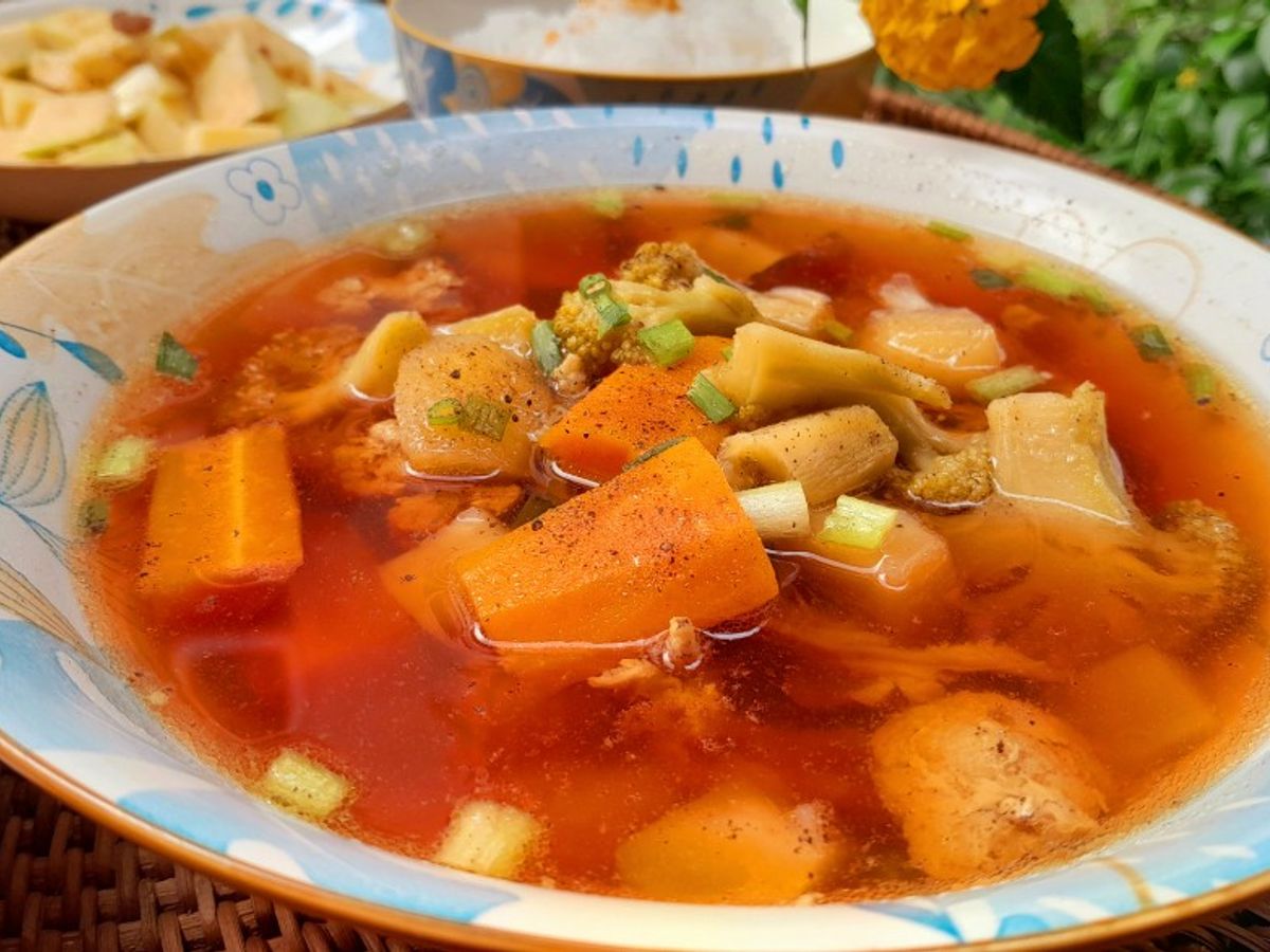 Canh rau củ nấu xương gà