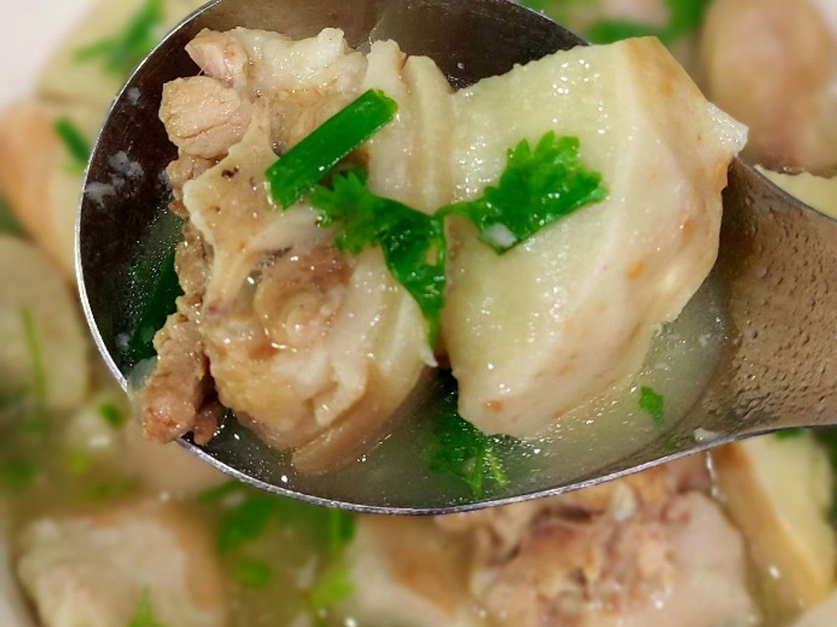 Xương đuôi heo và móng giò nấu khoai Mán vàng
