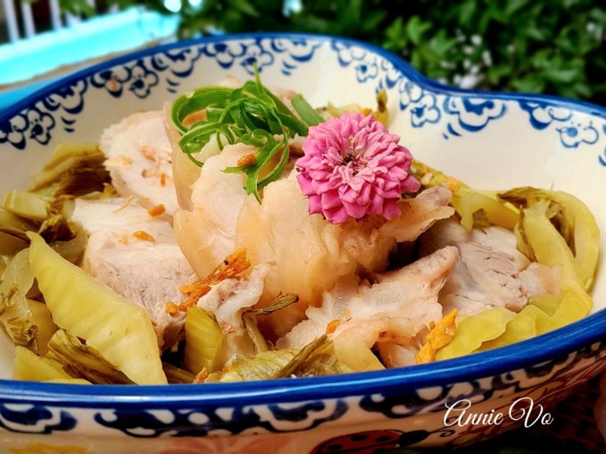 Thịt chân giò luộc kèm cải chua